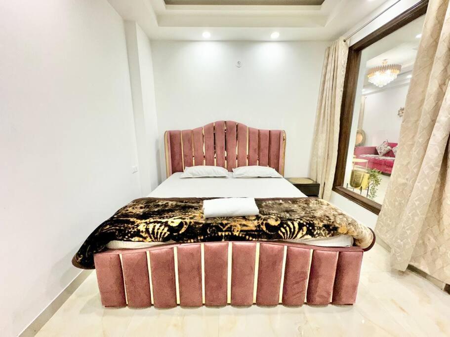 Forest Vistas A Luxury Vasant Kunj Gem Apartment *